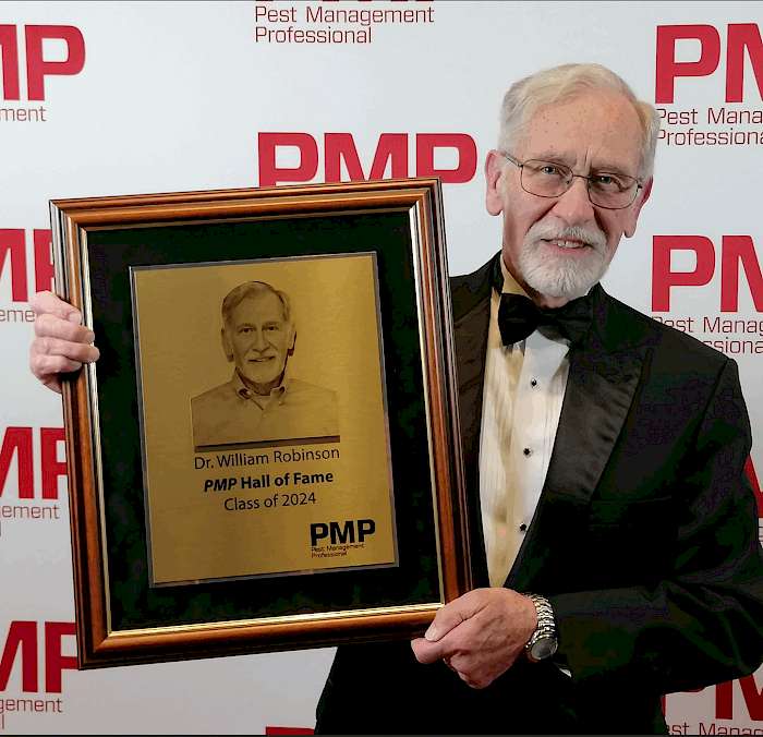 Foto von PestWorld 2024, Dr. William Robinson erhält Preis